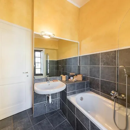 Rustic At The Pier Of - The House Of Travelers * Brienno